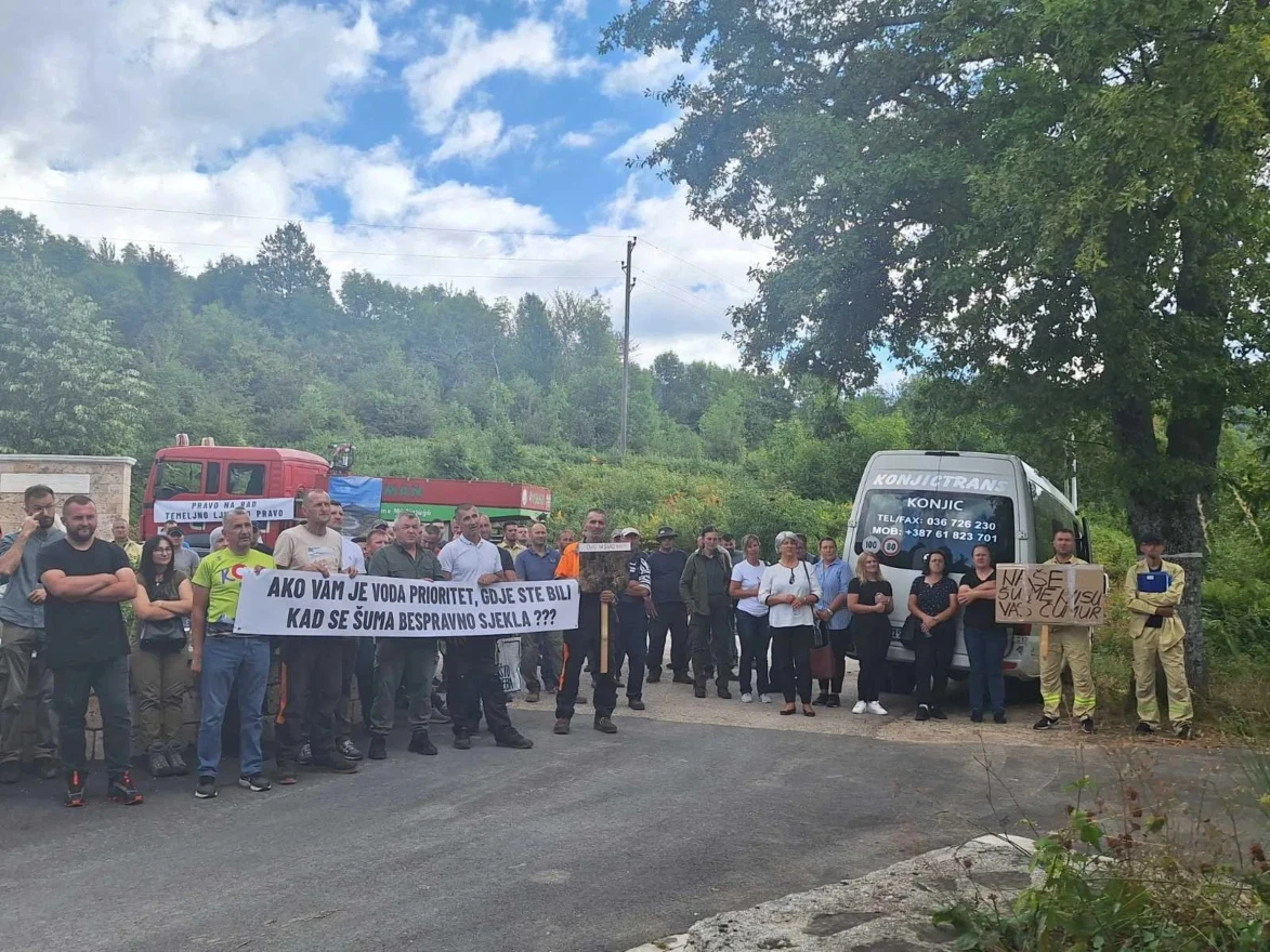 Više od mjesec dana mještani Kruščice blokiraju radove Šumarstva "Prenj", a spor oko izvorišta sada je prerastao u zahtjev za smjenu direktora i cijele Uprave.