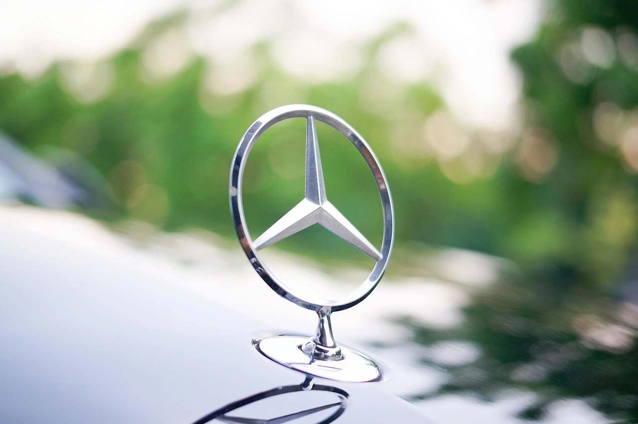 Vozač Mercedesa pobjegao policiji i izbacio gotovo kilogram speeda