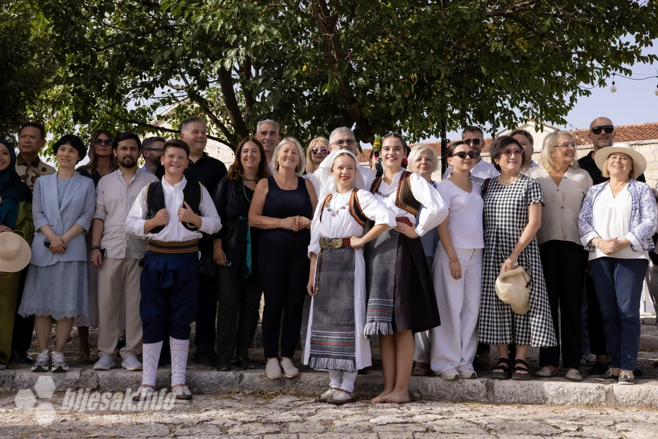 Diplomatska berba grožđa u Međugorju