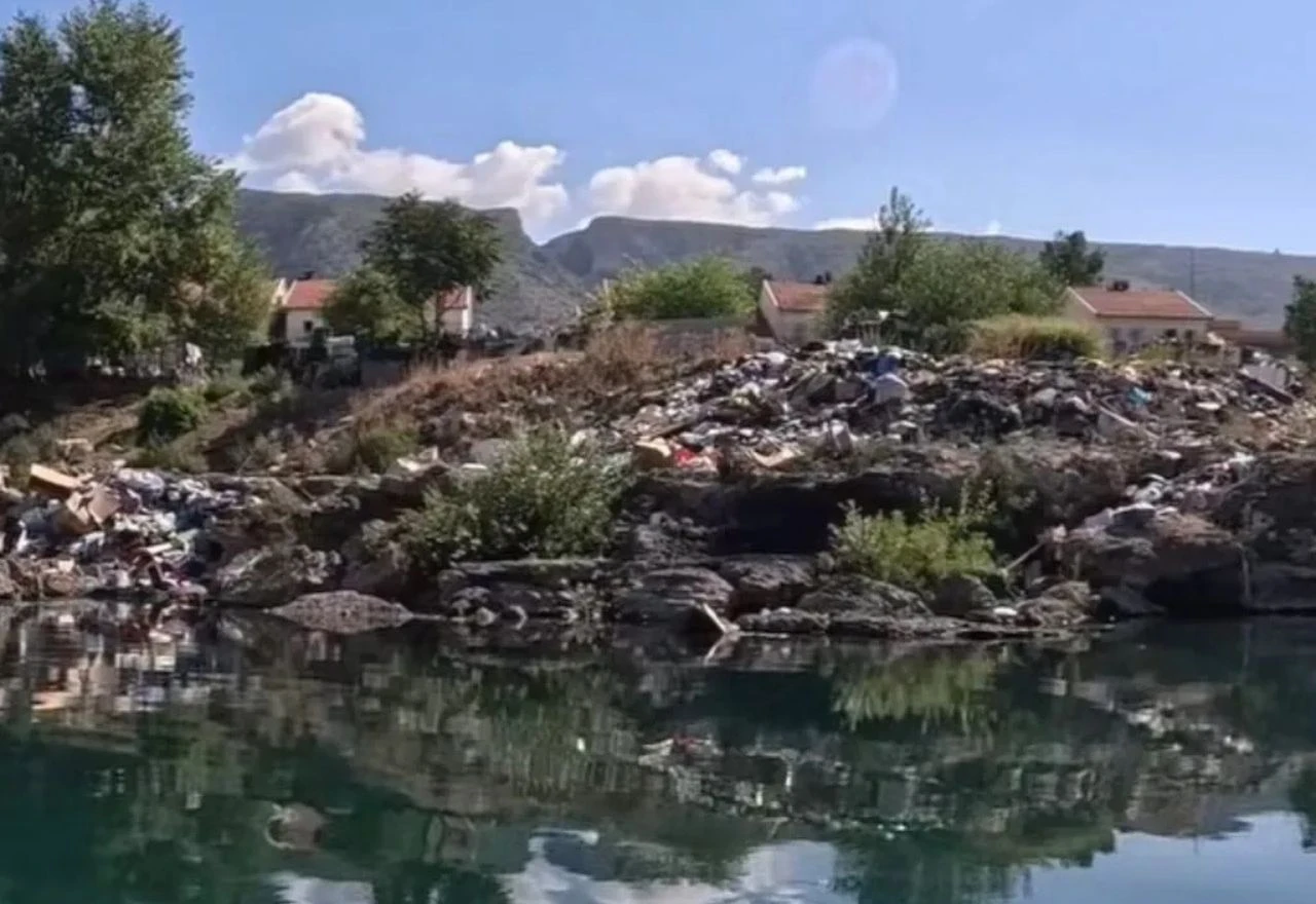 VIDEO | Otpad se gomila tik uz Neretvu: Snimke s Bišća Polja ponovno otkrile stari problem