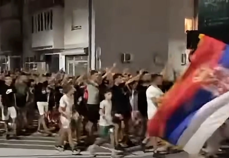 VIDEO | Stotine ljudi u Zvorniku skandirale ime Ratka Mladića