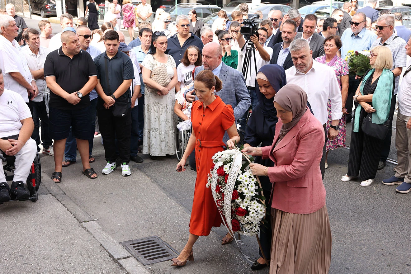 Markale 31 godinu poslije: Položeno cvijeće za 43 ubijena građana