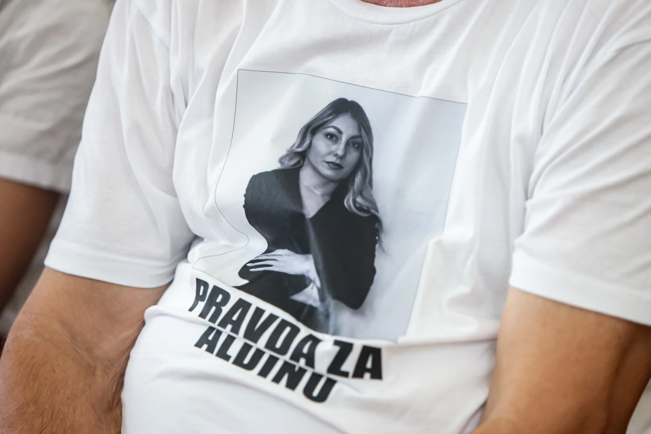 Dok sud slaže dokaze, ljudi nose svoju bol: "Najglasnija stvar danas bila je tišina"