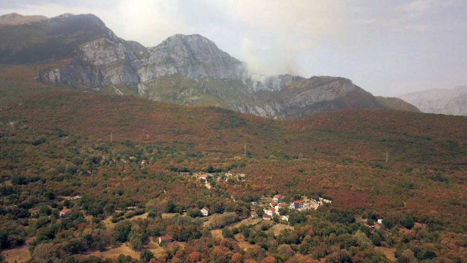 Požar na Čabulji gori već treći dan, vatra se širi prema Vrdima i Drežnici