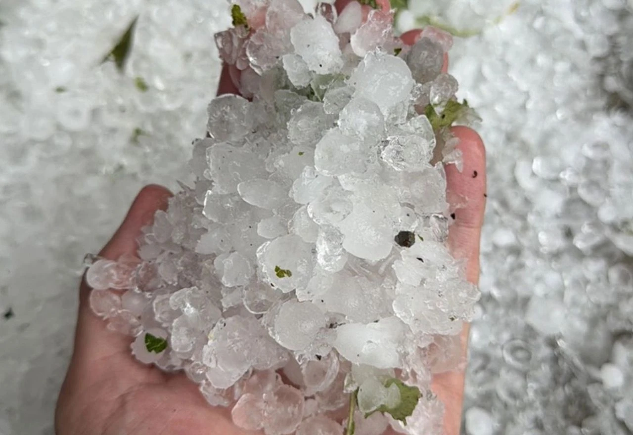 FOTO/VIDEO | Nevrijeme zahvatilo dijelove BiH: Led veličine jajeta uništavao usjeve i objekte