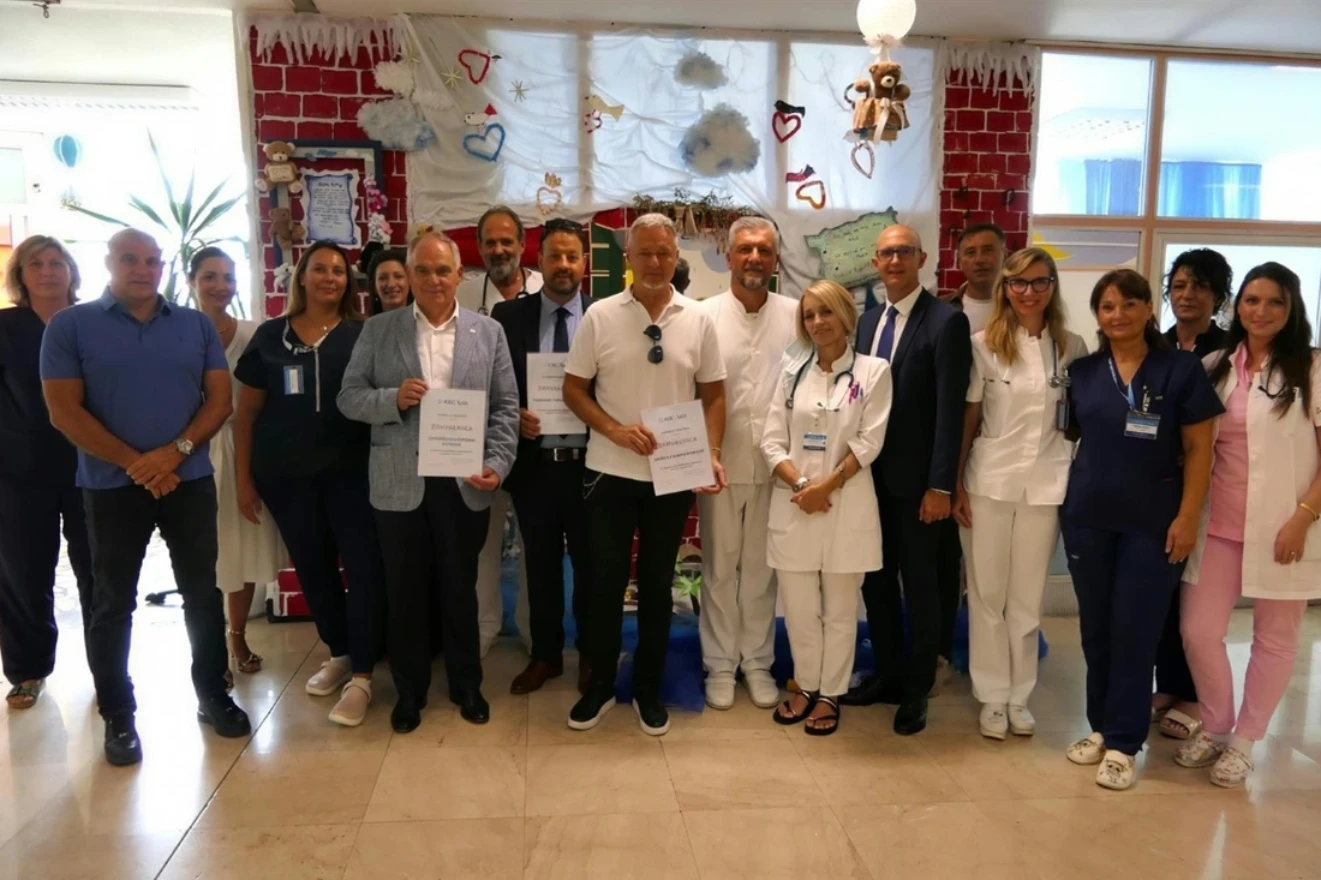 Thompson donirao opremu bolnici i zahvalio liječnicima koji su spasili njegova sina