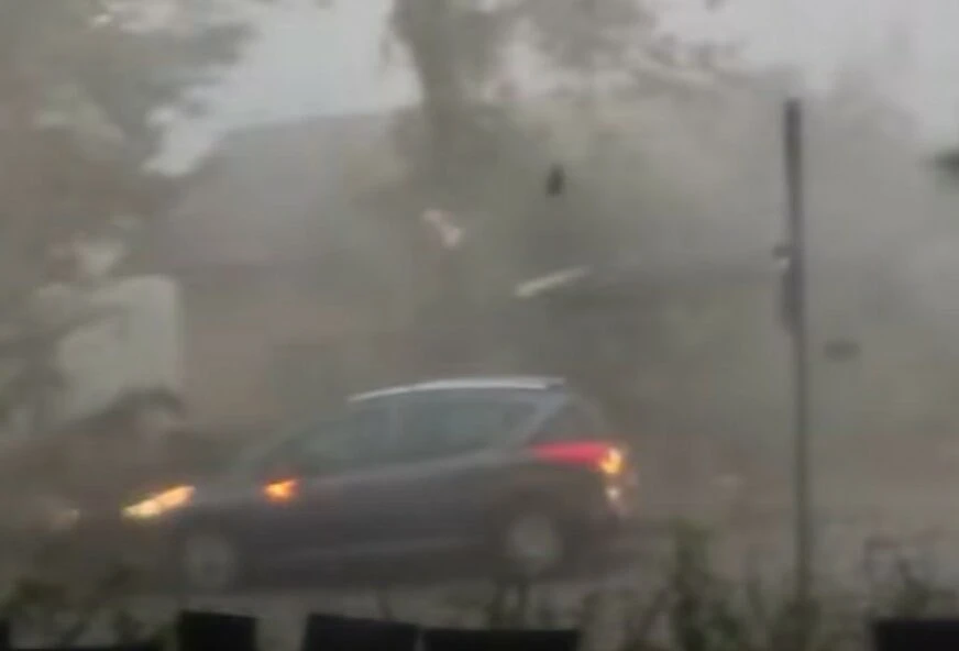 VIDEO | Drvo palo pred automobil, vozač u Prnjavoru za dlaku izbjegao tragediju