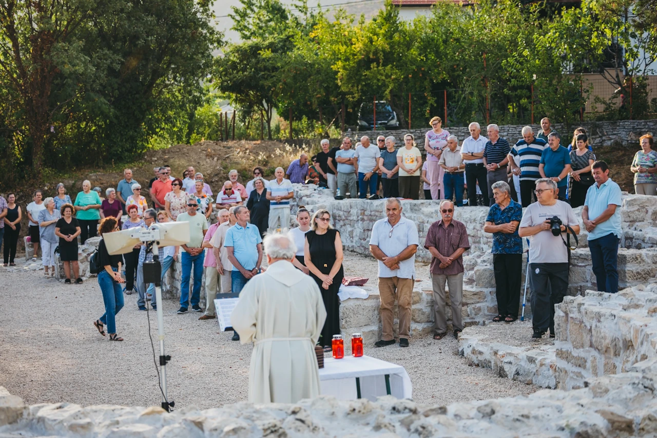 FOTO | U Cimu održana tradicionalna sveta misa na ostacima bazilike