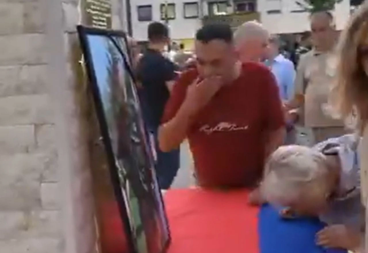 VIDEO | Tisuće ljudi u Palama slavile Mladića, ljubili zastavu Srbije i dirali njegovu sliku
