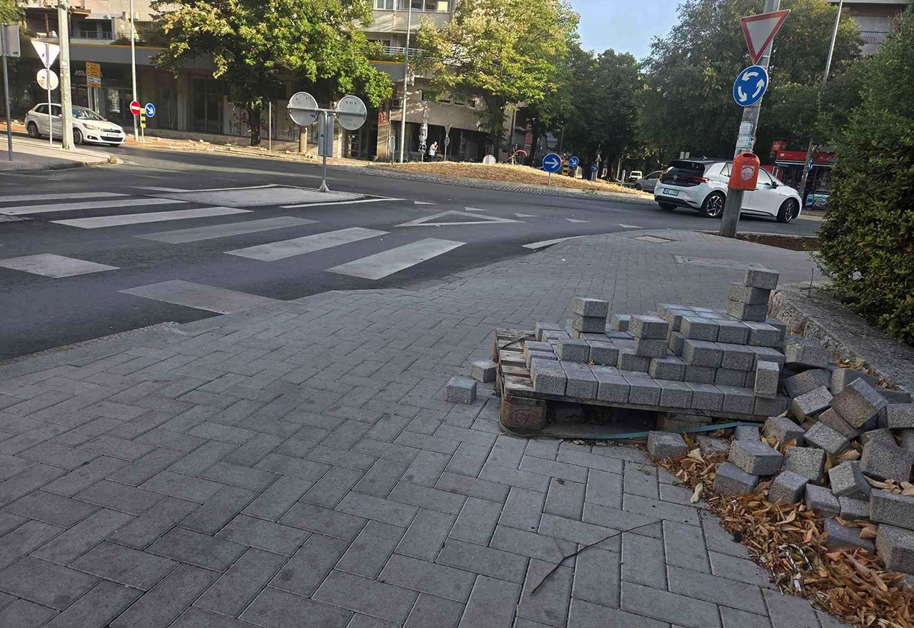 Godinu nakon radova kocke još stoje u Šantićevoj: ''Narod uzima kome treba''