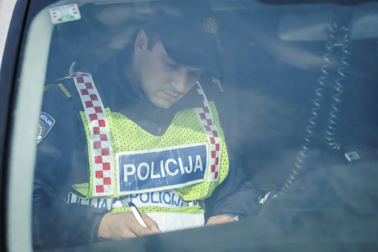 Motociklist u Dubrovniku pretjecao preko pune crte pa se zabio u autobus