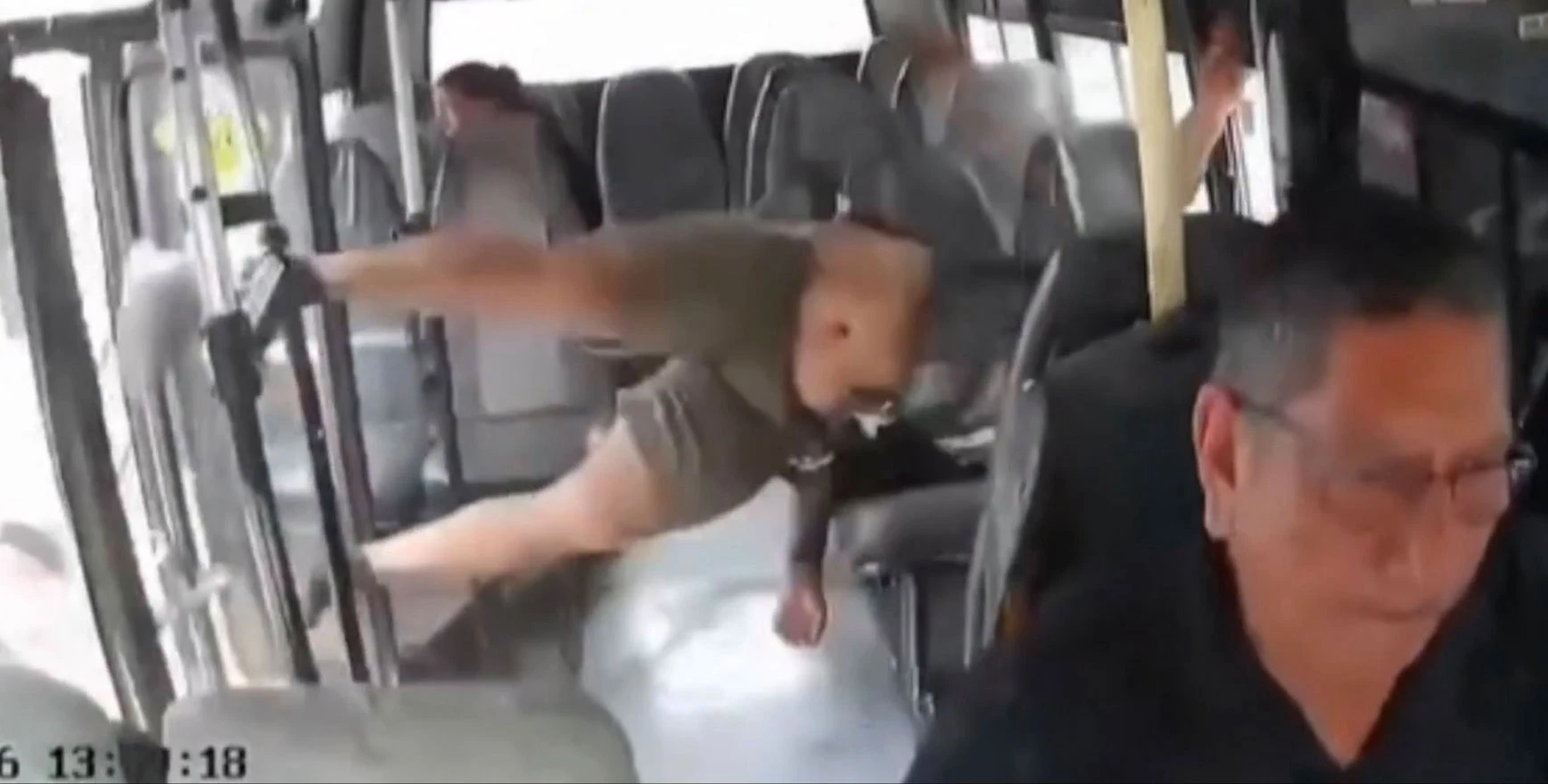 VIDEO | Motociklist uletio naglavačke u autobus i preživio stravičan sudar