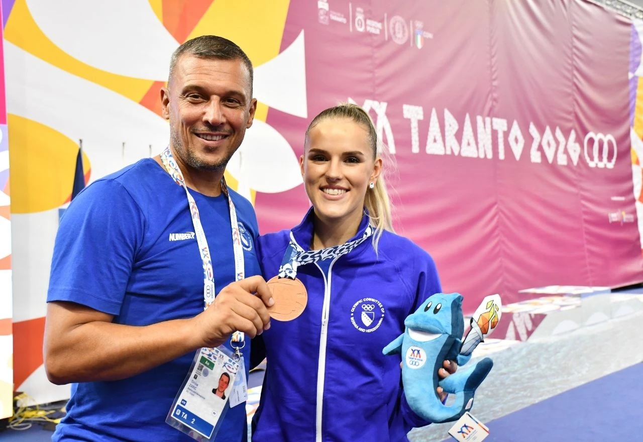 Nejra Sipović prima medalju
