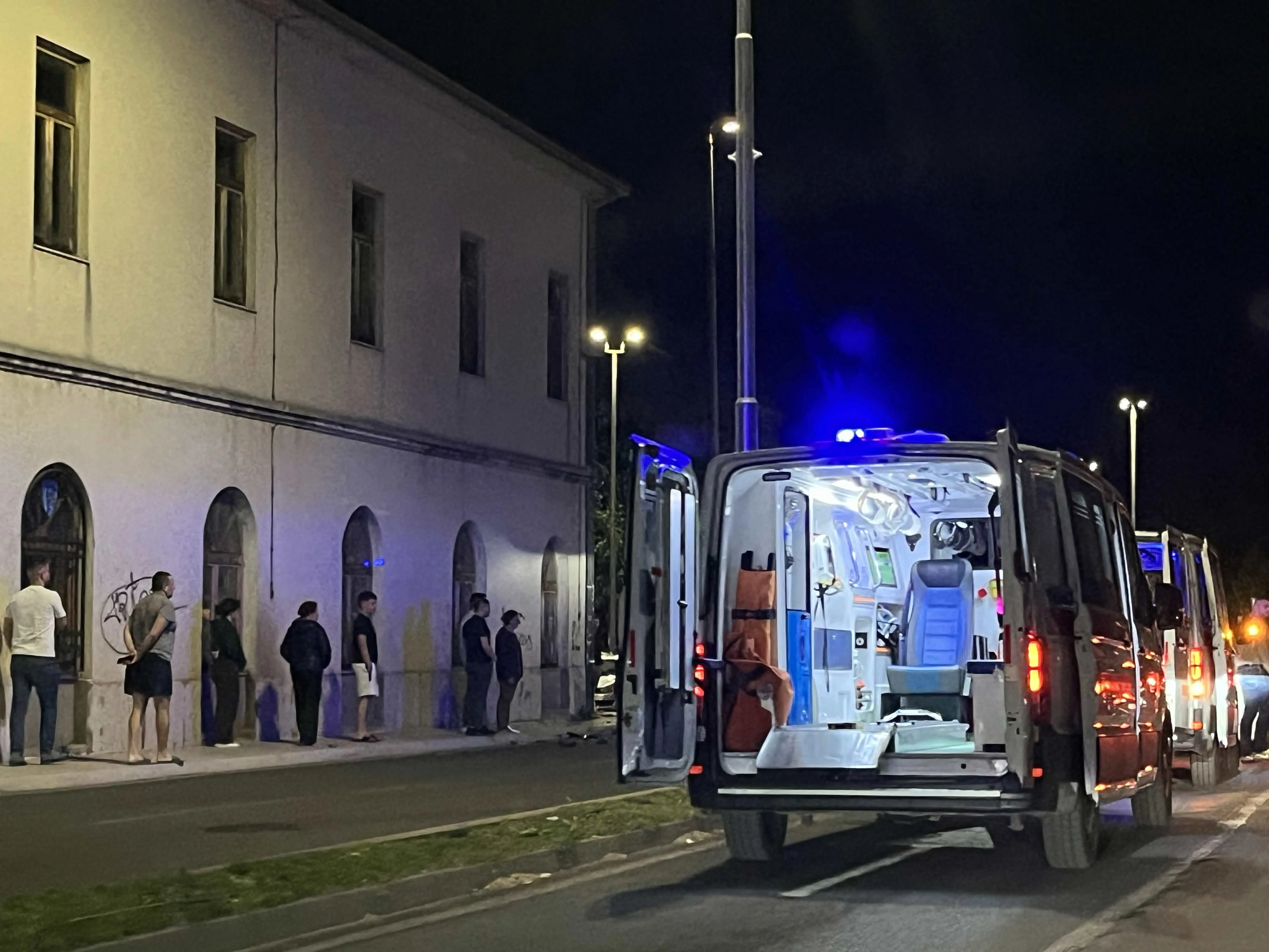 Dva poziva i dolazak policije: Muškarac pronađen na suncu, građani i Hitna iznose različite tvrdnje