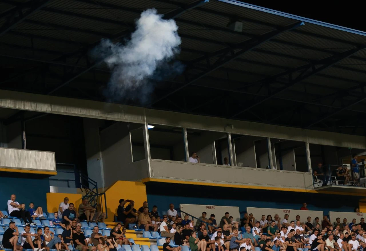 FOTO | Incident na Pecari: Horde zla ispalile pirotehniku prema tribini sa ženama i djecom