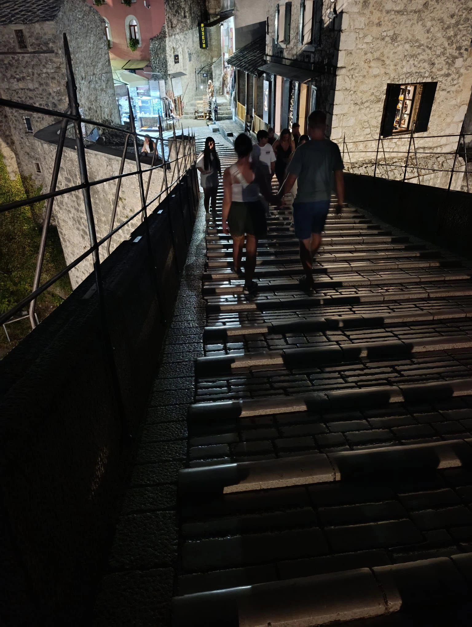 VIDEO | Stari most noću u mraku: Turistički vodiči upozoravaju na sigurnost posjetitelja