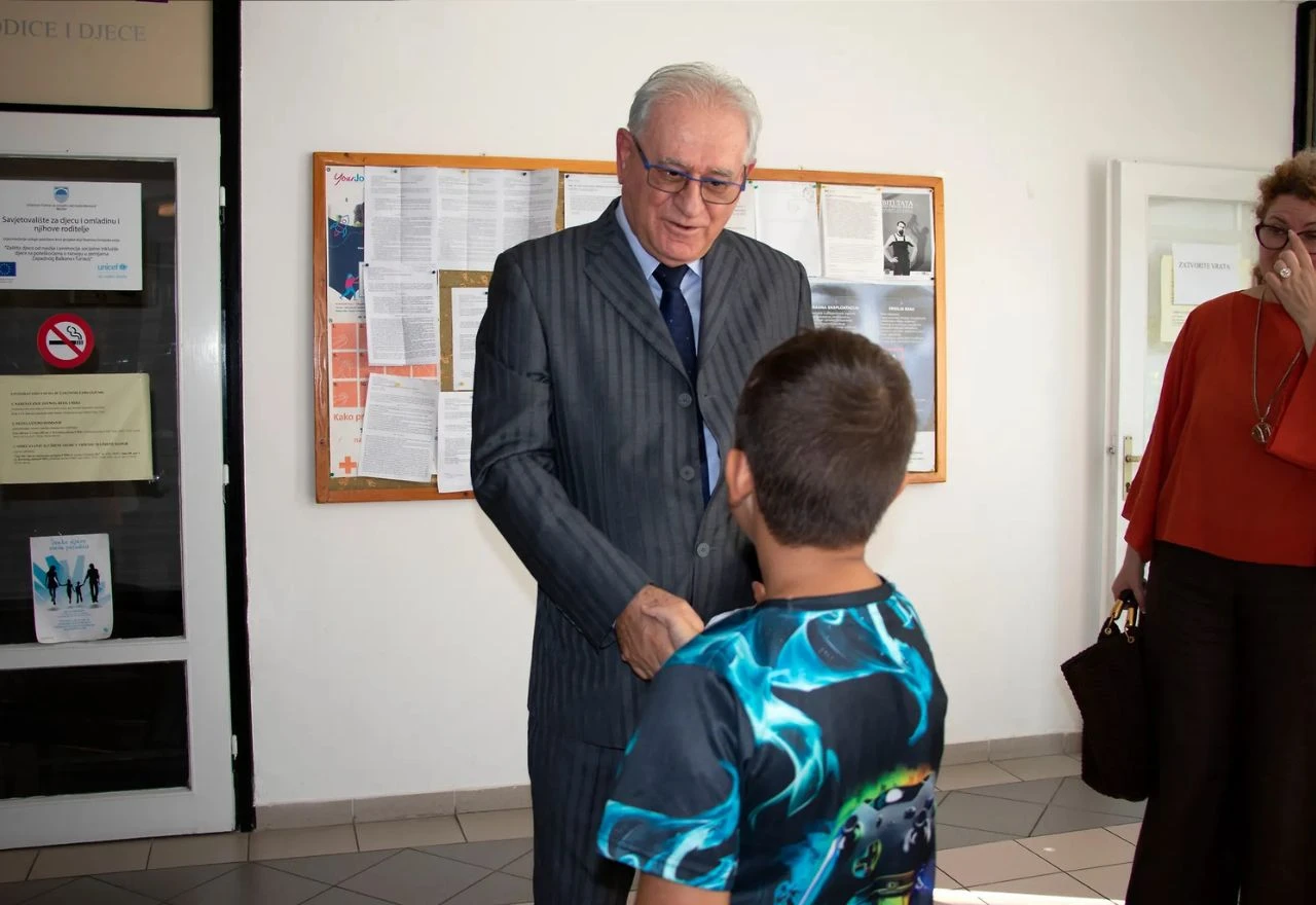 HNŽ osigurao gotovo tisuću školskih torbi i pribora za učenike