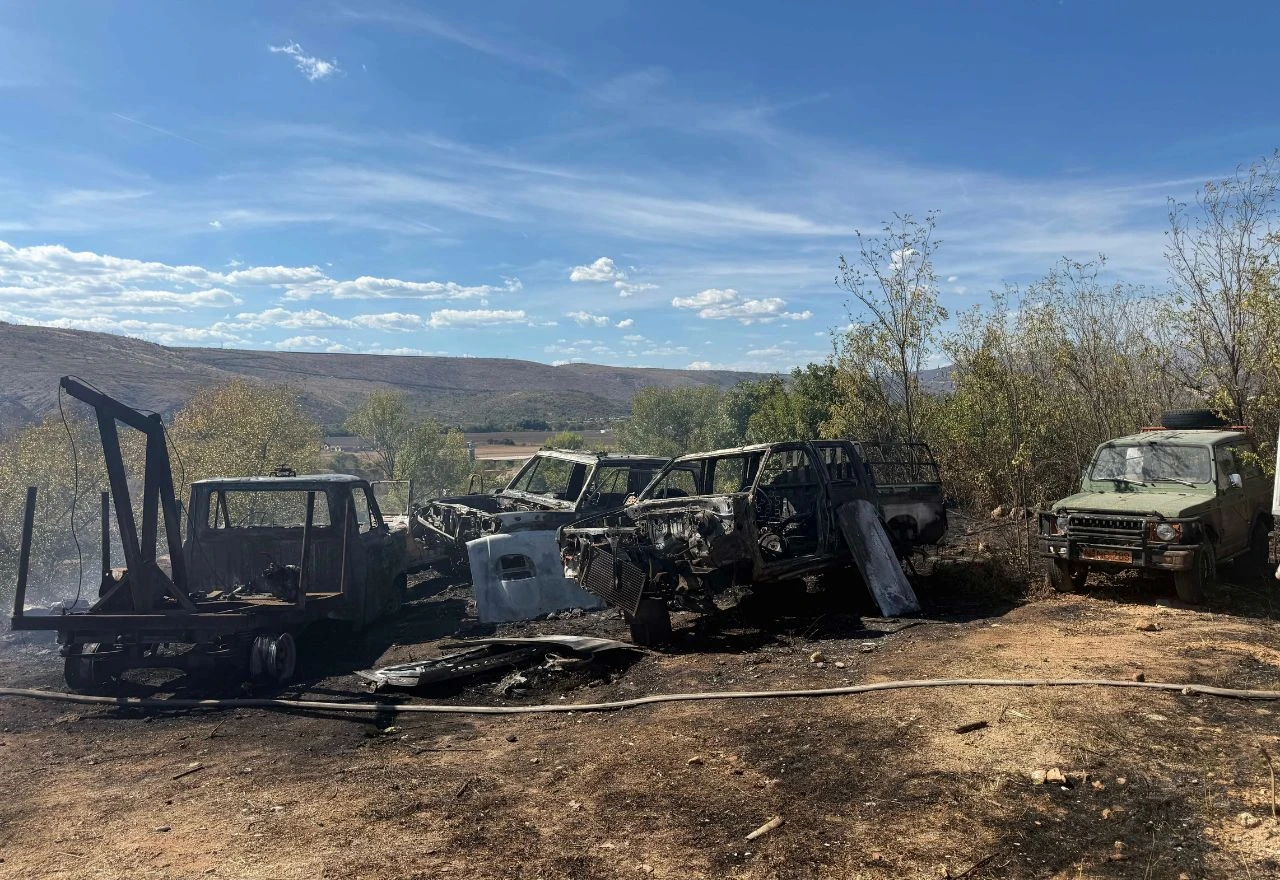 FOTO | Mostar: Izgorjeli automobili, vatra prijetila i objektima