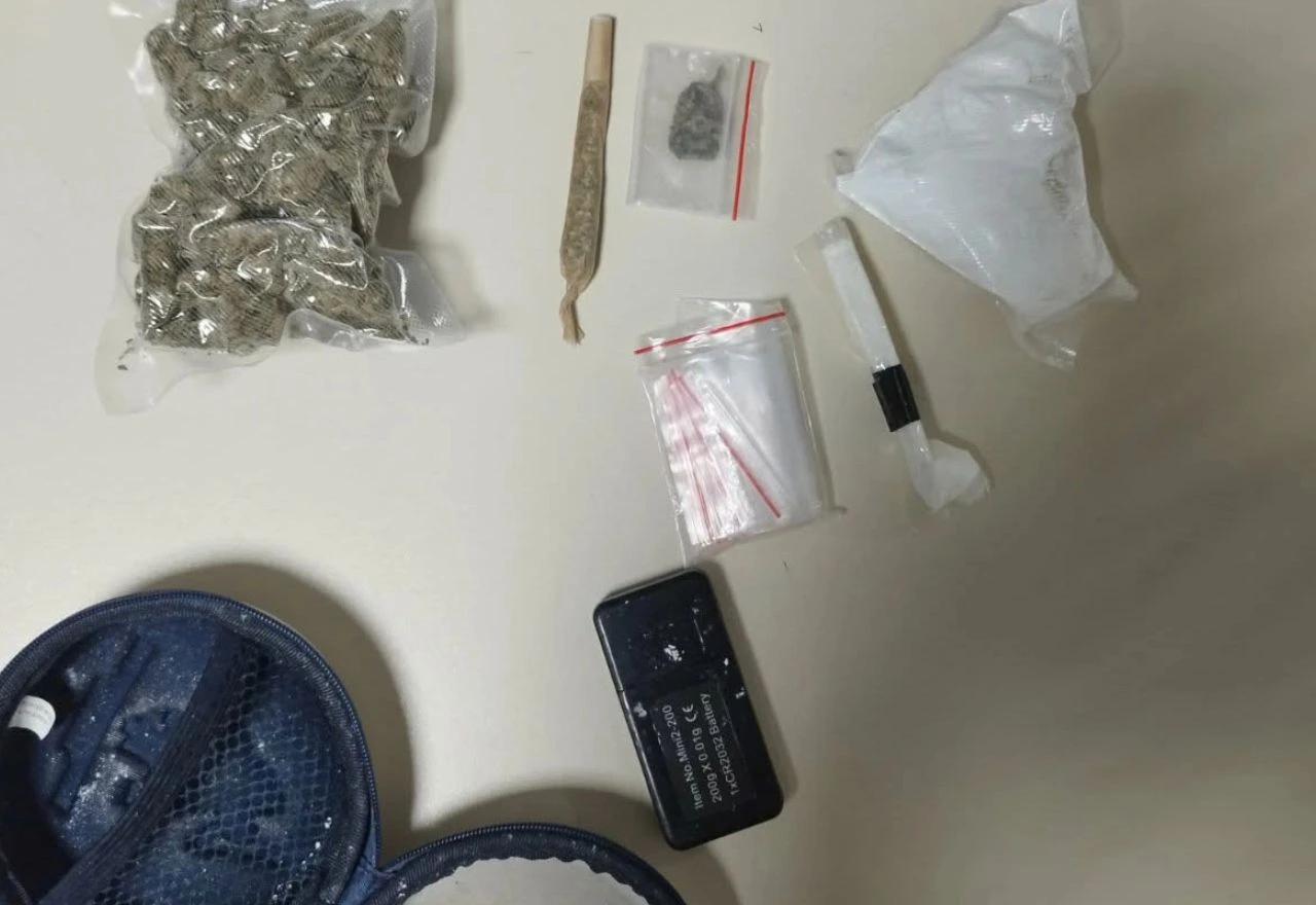 Policija pronašla drogu, vagu i prepravljenu pušku