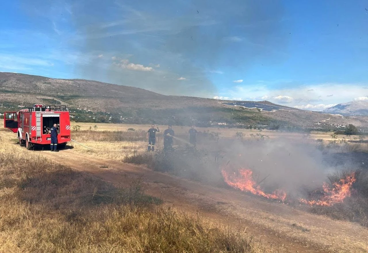 Vatrogasci iz više postrojbi ugasili požar kod Širokog Brijega