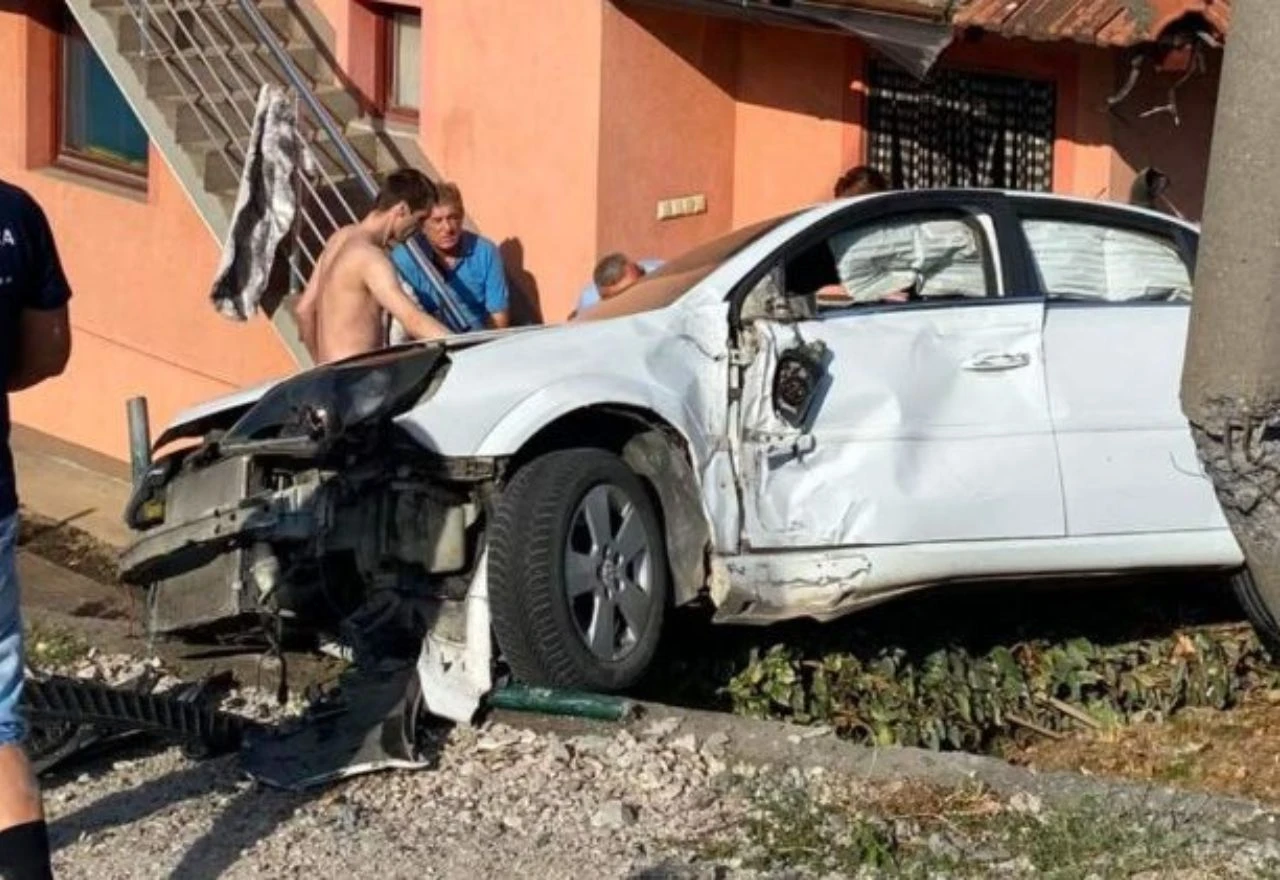 Pijani vozač uletio automobilom u dvorište kuće, zaustavio se tik ispred žene