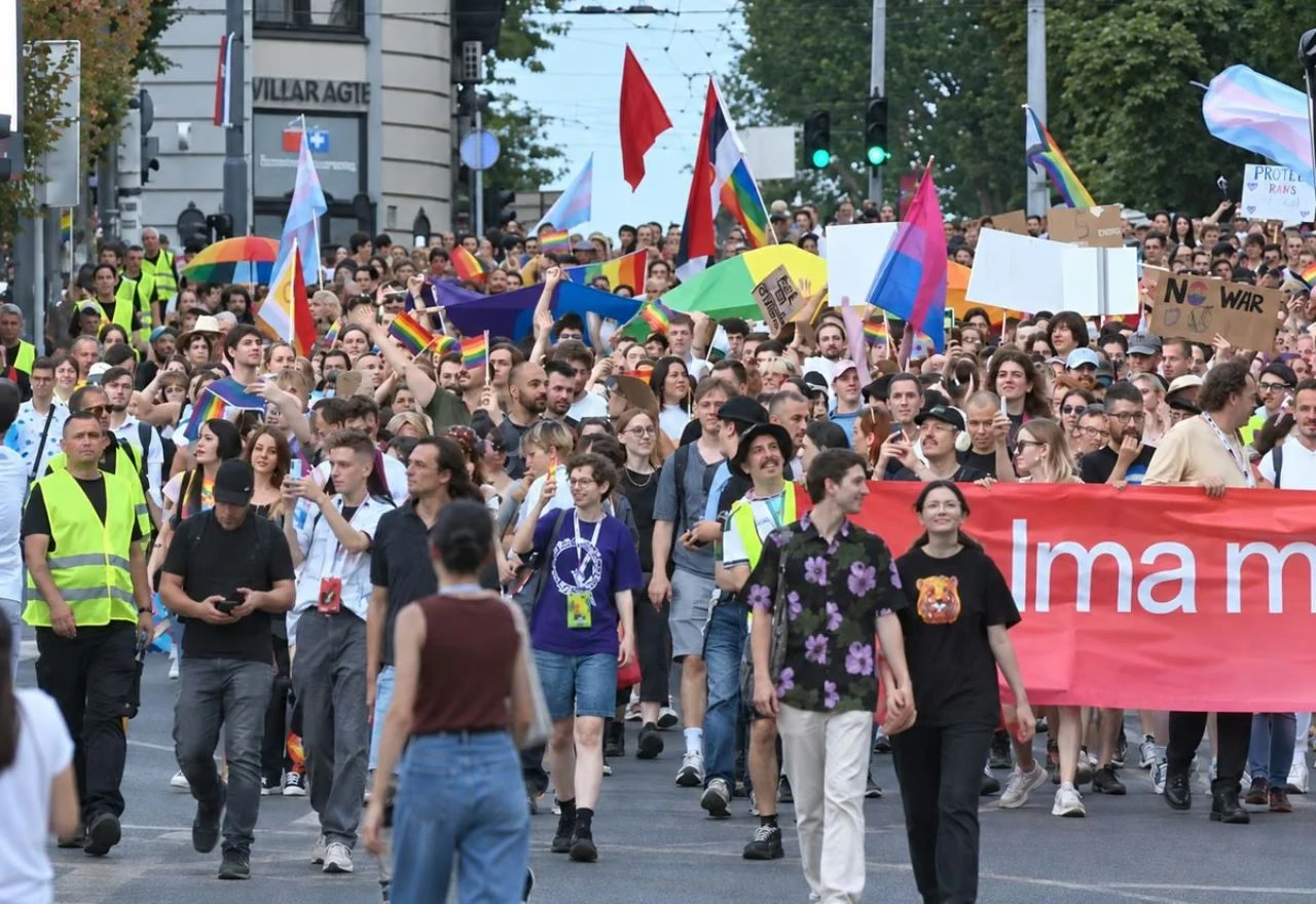 Beogradom prošla Povorka ponosa: Uz cestu križevi, ikone i slika Ratka Mladića