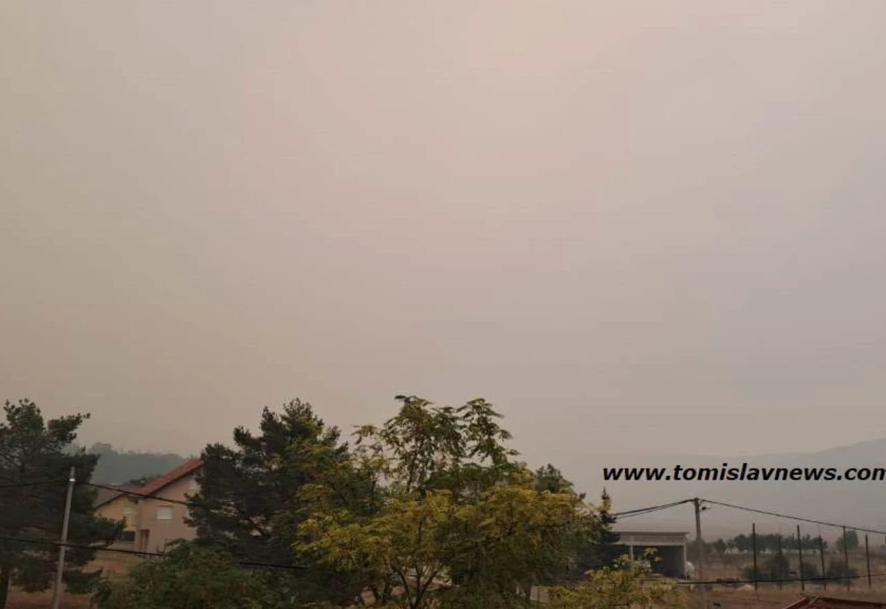 VIDEO | Dim s Ljubuše prekrio Tomislavgrad, požar u Zvirnjači stavljen pod nadzor