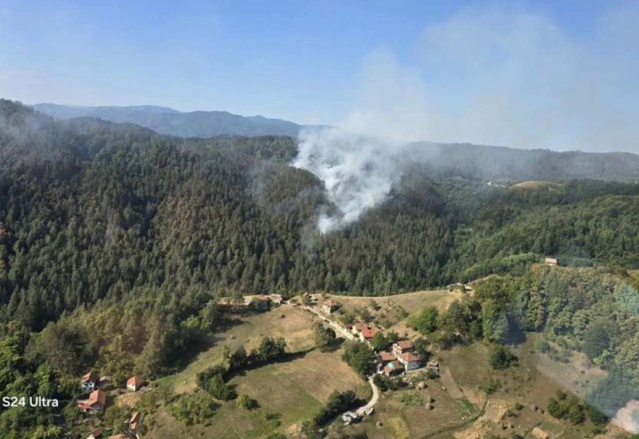 Vatra kod Maglaja ugrozila kuće, u pomoć stigao helikopter