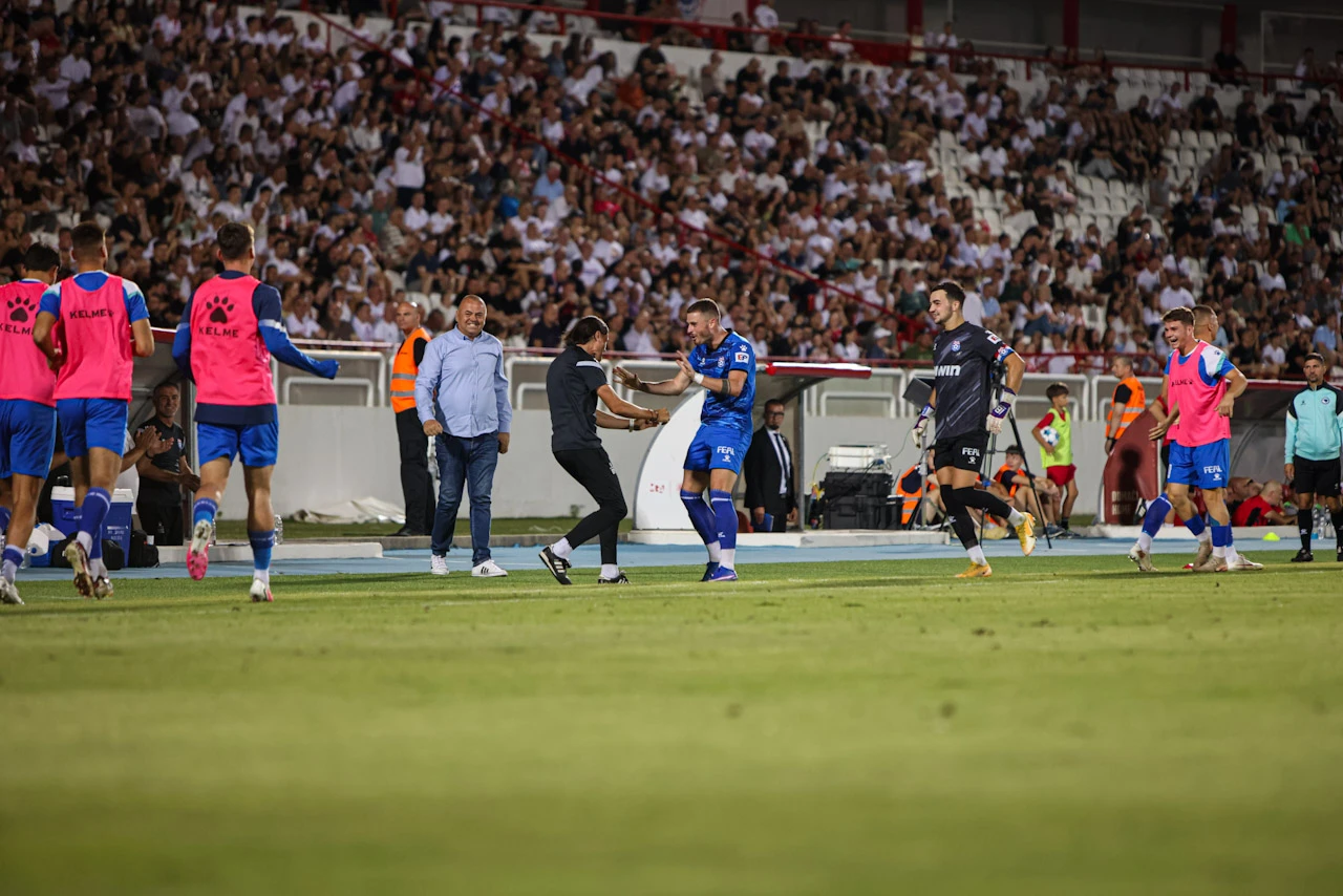 Mateo Barać slavi s trenerom
