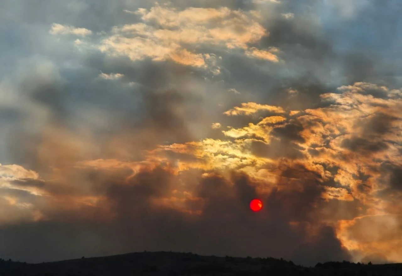 Duvanjsko polje obavijeno dimom, požar prijeti Vran planini