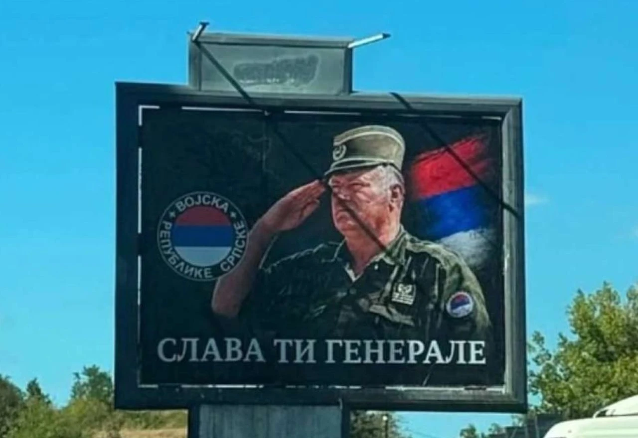 Na ulazu u Rogaticu osvanuo bilbord s likom Ratka Mladića: "Slava ti generale"