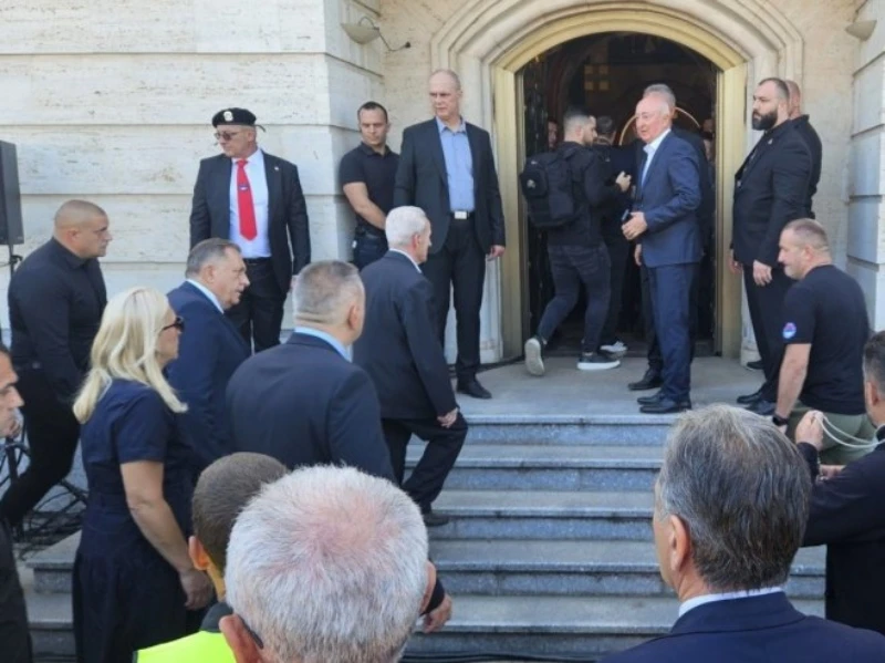 Cvijanović, Dodik, Minić i Stevandić odali počast Mladiću