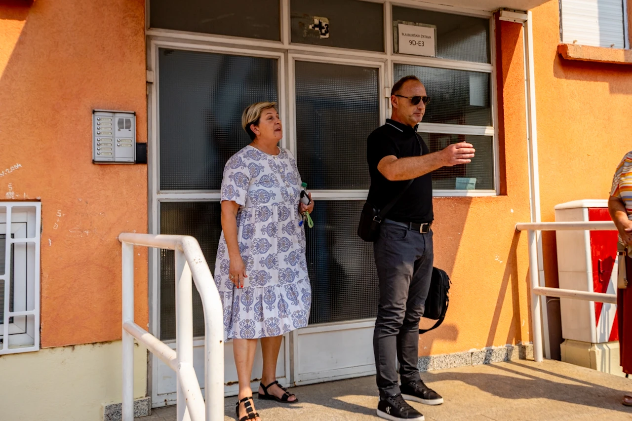 FOTO/VIDEO | Propao još jedan pokušaj deložacije obitelji Šetka: "Možete me samo mrtvu odavde skloniti"