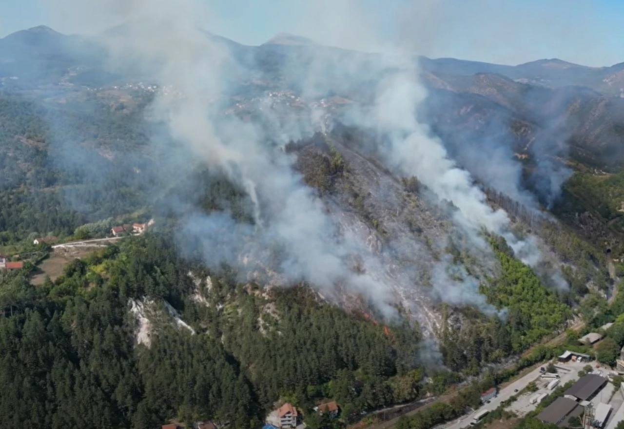 VIDEO | Veliki požar u Konjicu prijeti kućama, zatražen helikopter OS BiH