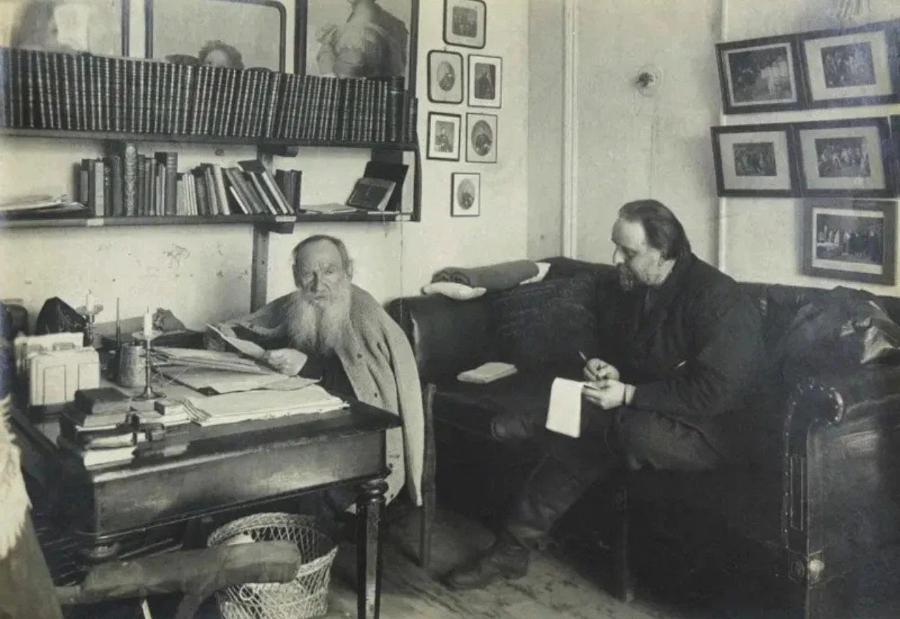 Tolstoj i njegov sekretar Vladimir Čertkov u Jasnoj Poljani 29. ožujka 1909. godine
