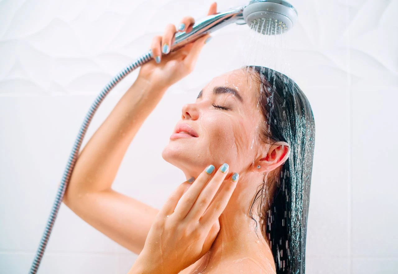 Postoje 3 znaka da se ne tuširate dovoljno često, tvrdi dermatolog