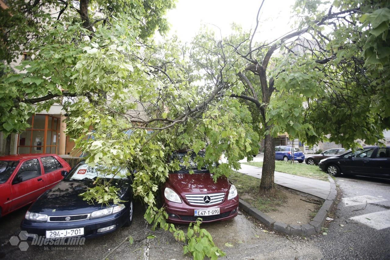 FOTO | Noć koju Mostar nije zaboravio: Oluja poharala grad, stabla padala po automobilima