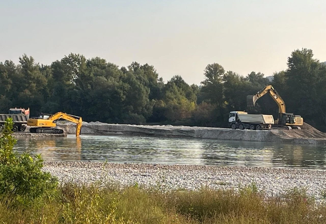 FOTO | Bageri u koritu Neretve, ribolovci traže hitnu obustavu radova
