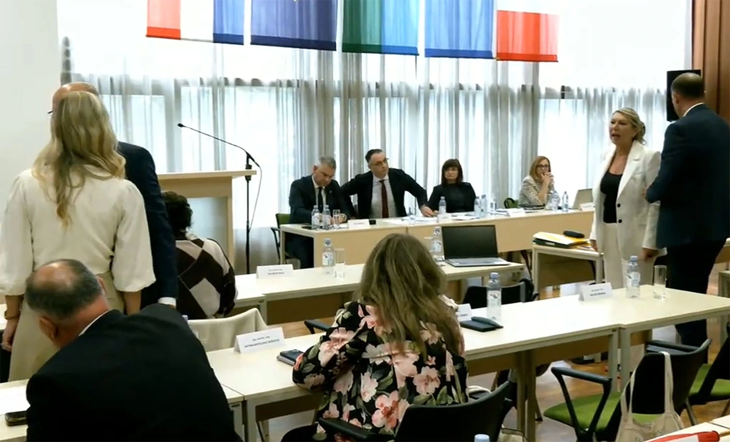 Zaiskrilo na sjednici: Vijećnice se umalo fizički obračunale, kolege ih razdvajale