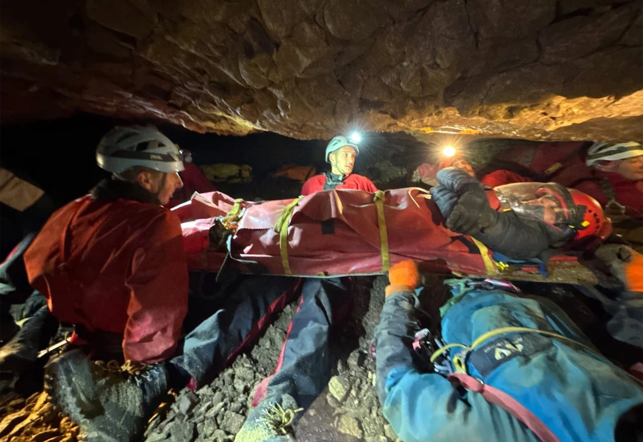 FOTO | Spašena talijanska speleologinja ozlijeđena 2.000 metara duboko pod zemljom kod Nevesinja