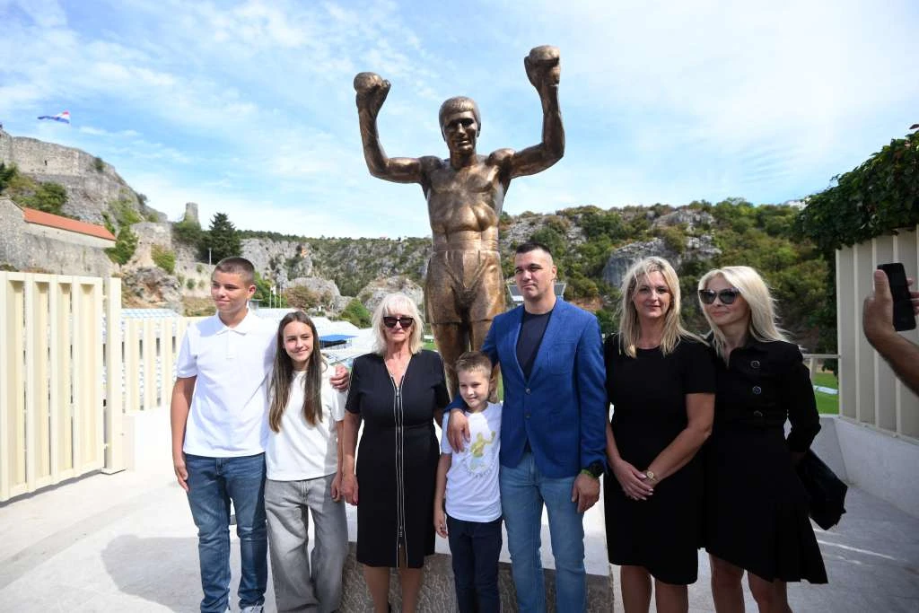U Imotskom otkriven spomenik Mati Parlovu visok tri i pol metra