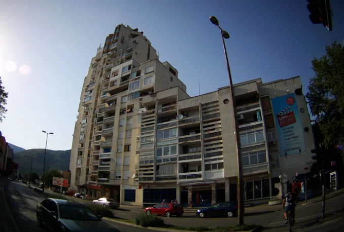 Drama u Mostarki: Naoružani razbojnici izveli pljačku pa zapalili automobil