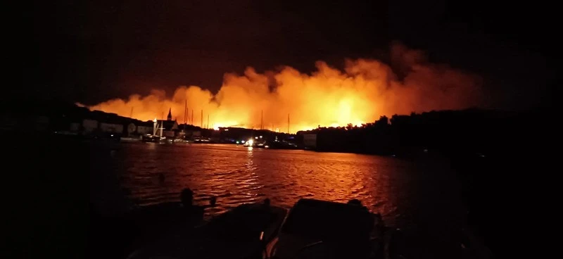 Teška noć na Braču: Evakuirano oko 200 ljudi, četiri kanadera stigla u pomoć