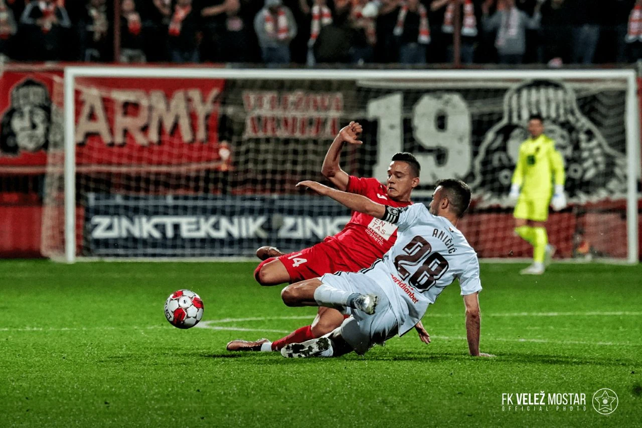 Maletić na klupi, Velež na teškom iskušenju