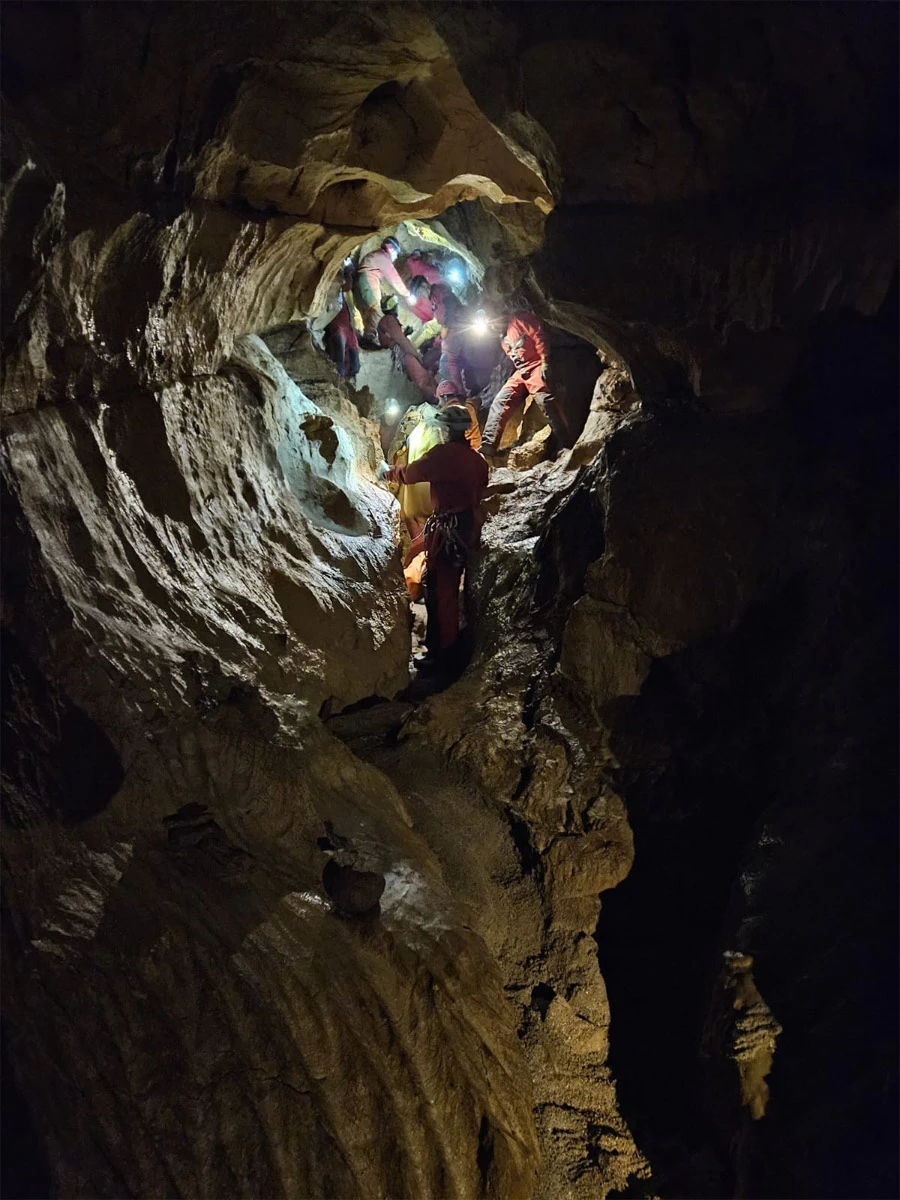 GSS objavio videozapis speleospašavanja ozlijeđene speleologinje u špilji kod Nevesinja