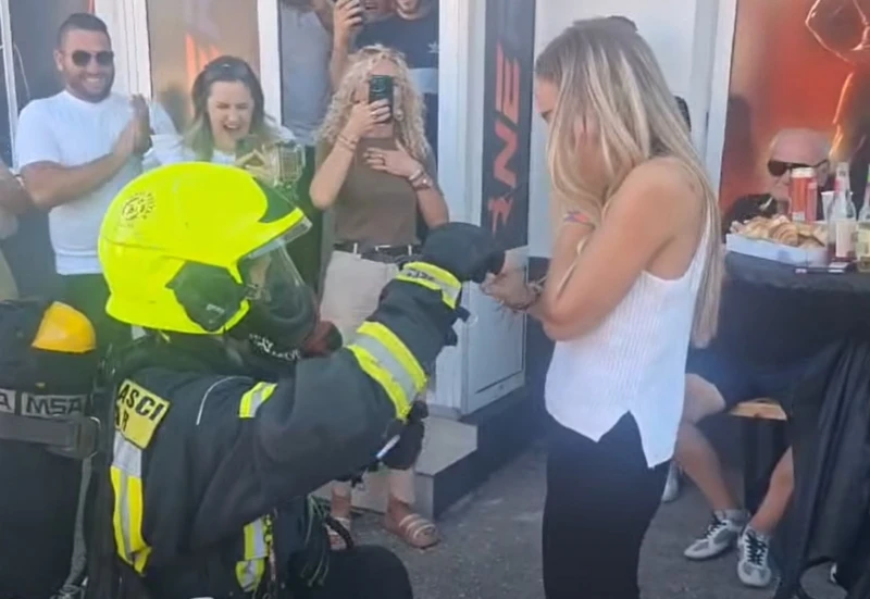 VIDEO | Sirene i vatrogasna oprema: Mostarski vatrogasac zaručio djevojku