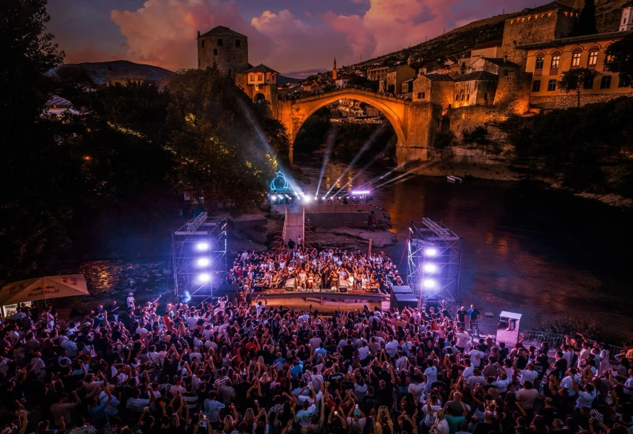 Argy rasplesao Mostar
