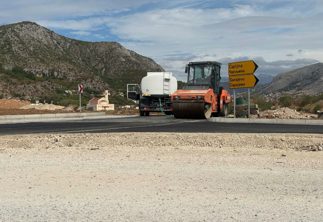 FOTO | Novi kružni tok na Južnoj obilaznici dobio asfalt