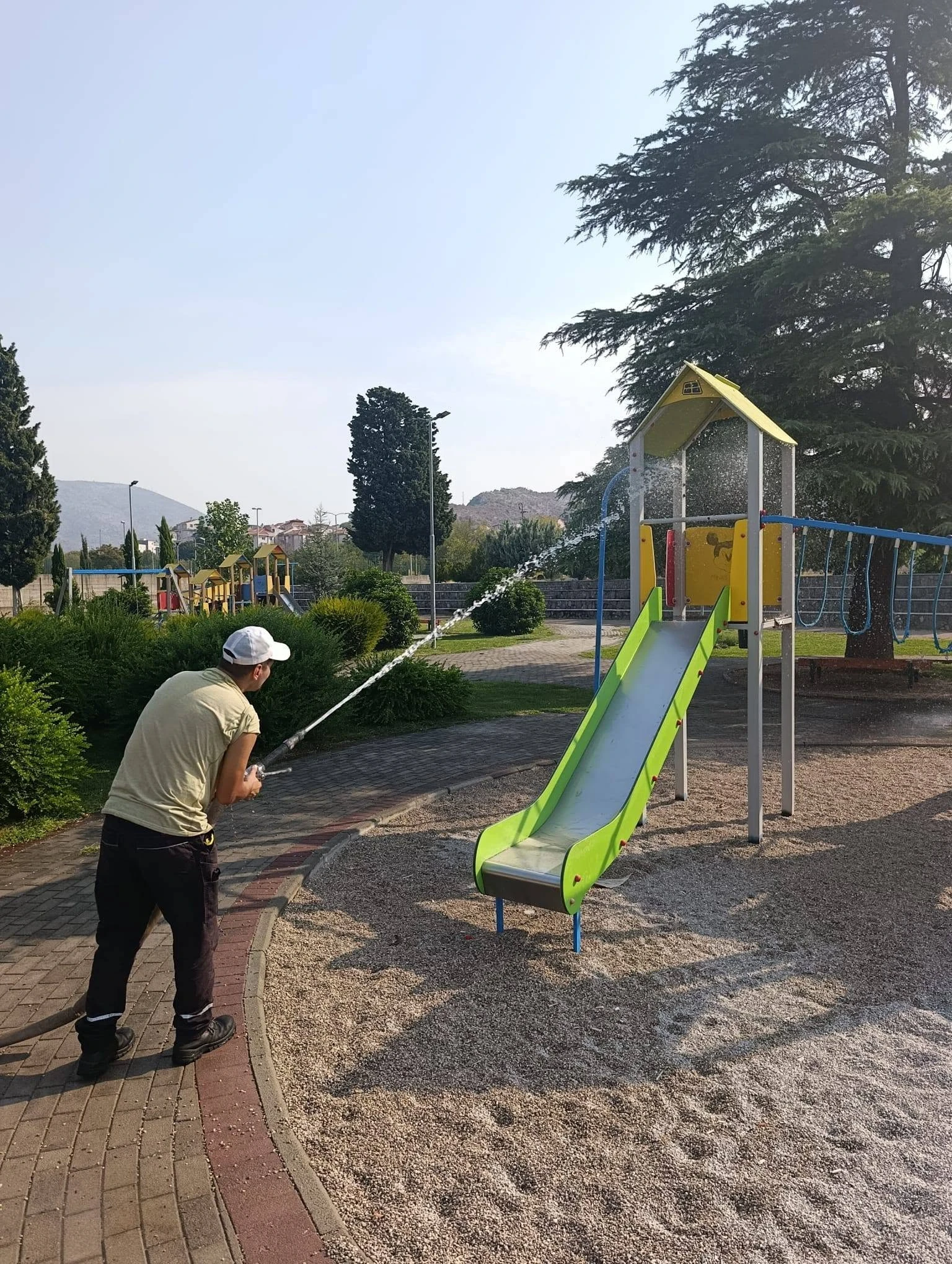 FOTO | Nastava je počela, komunalci krenuli uređivati grad
