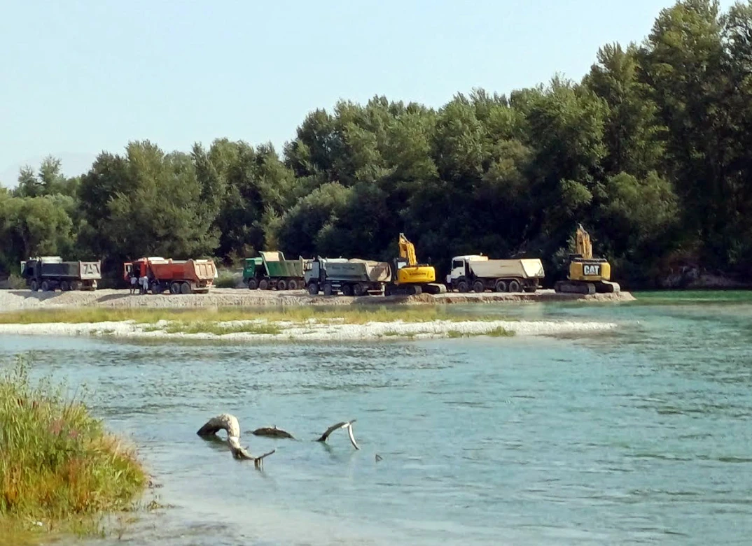 Ribari čekaju odgovore: Tko radi u koritu Neretve?